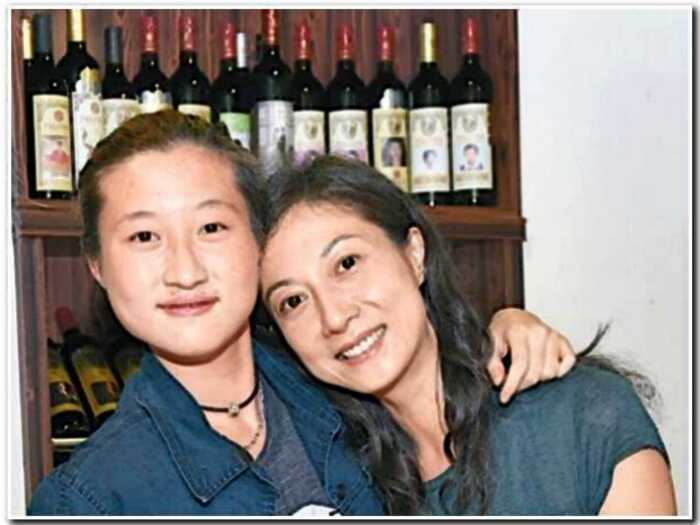 «Бездомная любовь»: дочь Джеки Чана вместе с женой выгнали из хостела