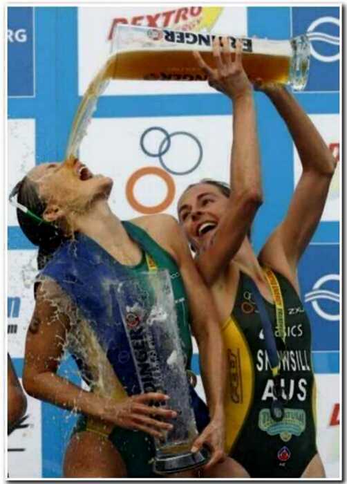 «Алкоголь рекой»: 25 фото о том, как спортсмены празднуют свои победы