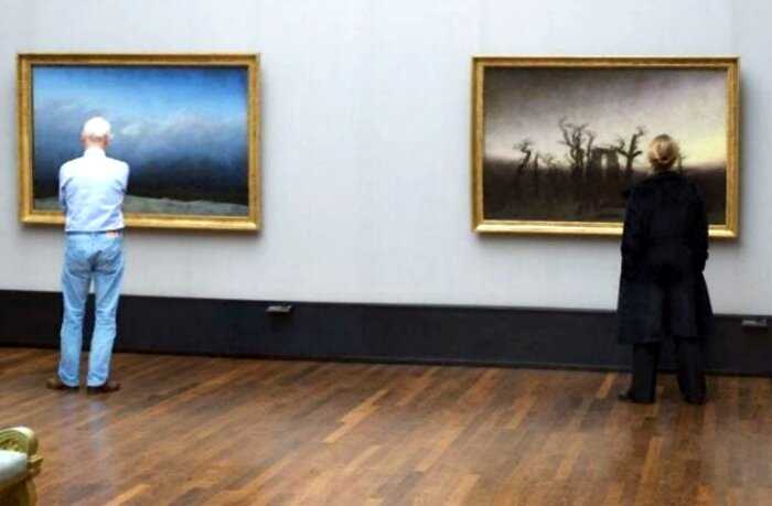 Фотограф днями выжидает “правильных” посетителей музея, которые похожи на картины