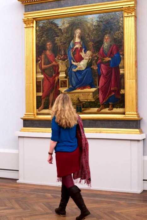 Фотограф днями выжидает “правильных” посетителей музея, которые похожи на картины