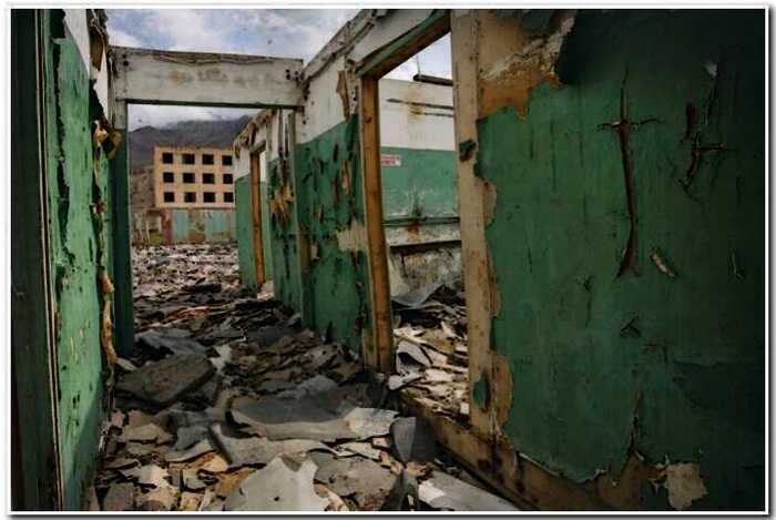 «Полная разруха»: фотограф съездил по заброшенным городам республик бывшего СССР