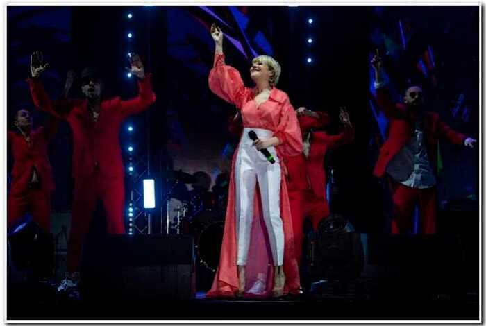 «Экономит на всем»: поклонники заклевали Анжелику Варум за одни и те же концертные наряды