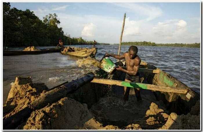“Люди гибнут за песок”: история о том, как люди в Камеруне на жизнь зарабатывают