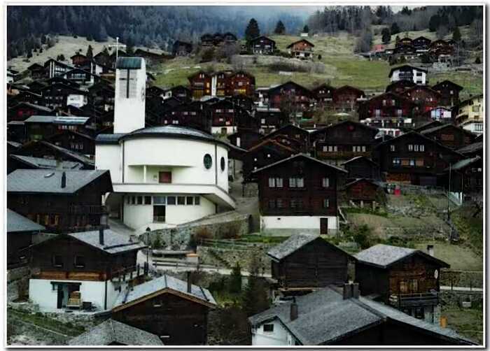 Мэр городка в Швейцарии выплатит $70,000 любой семье, которая переедет туда жить
