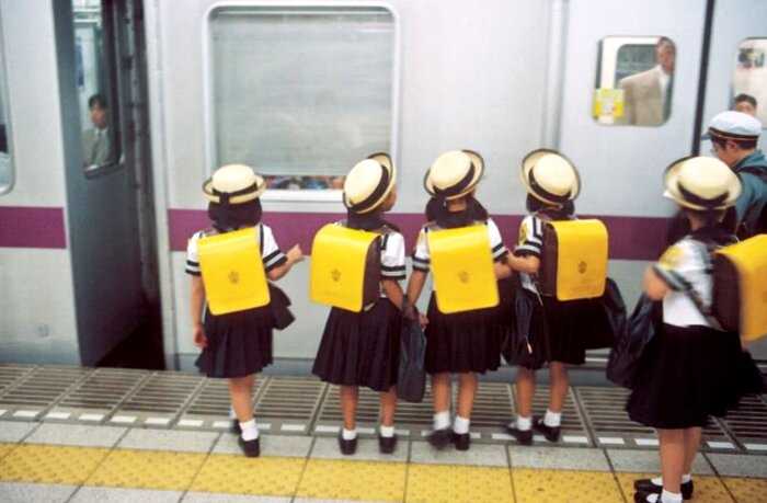 “Японское чудо”: 5-летние дети сами ездят на метро и убираются в школах. Как так?