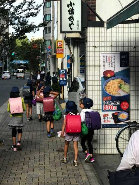 “Японское чудо”: 5-летние дети сами ездят на метро и убираются в школах. Как так?