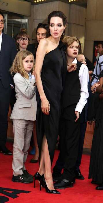 Близкие актера: “Брэд переживает, что его дочь становится похожа на Джоли все больше и больше”