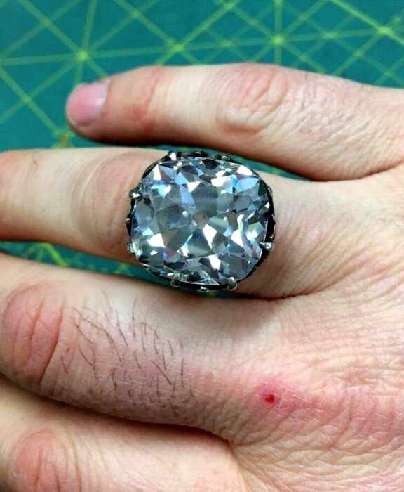 “Лучший день в жизни”: британка купила кольцо за $10 на барахолке и поймала удачу за хвост!