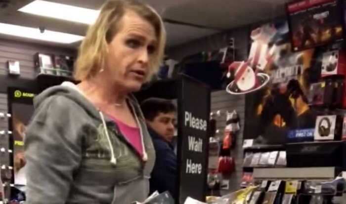 Американского трансгендера назвали “сэр” в магазине и у него слетела крыша!