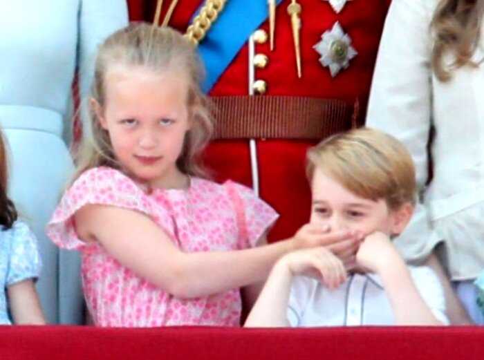 «Такие же, как мы»: 10 самых веселых снимков членов королевской семьи