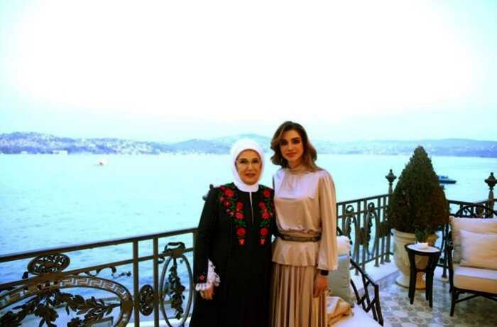 Стильные образы королевы Иордании Рании во время визита в Стамбул