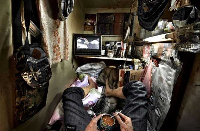 “Жизнь в коробке”: как коротают дни жители гонконгских квартир “эконом-класса”