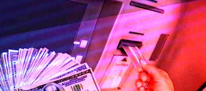 В Китае программист придумал, как бесконечно снимать деньги из банкомата. Но попался из-за жадности