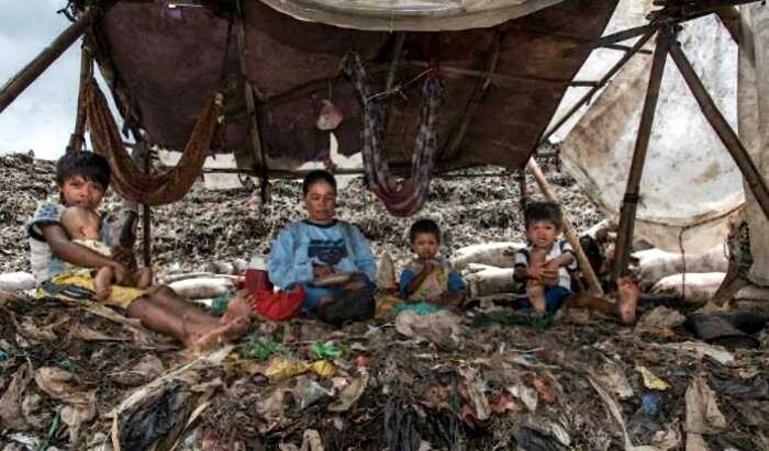 “Жизнь в аду”: история о том, как существуют 3000 семей на свалках Джакарты