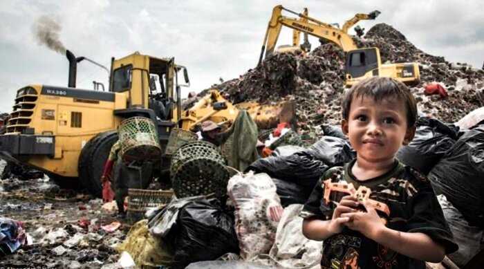 “Жизнь в аду”: история о том, как существуют 3000 семей на свалках Джакарты