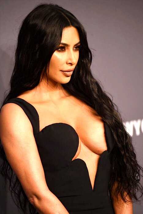 “Конфуз Кардашьян”: пышная, но дряблая грудь Ким чуть не выпала из платья