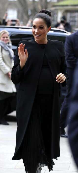 СМИ: Меган Маркл подвергает опасности здоровье малыша, игнорируя одежду для беременных