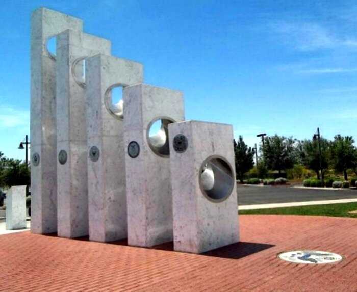 В США создали памятник, который раскрывает замысел на 1 минуту в год