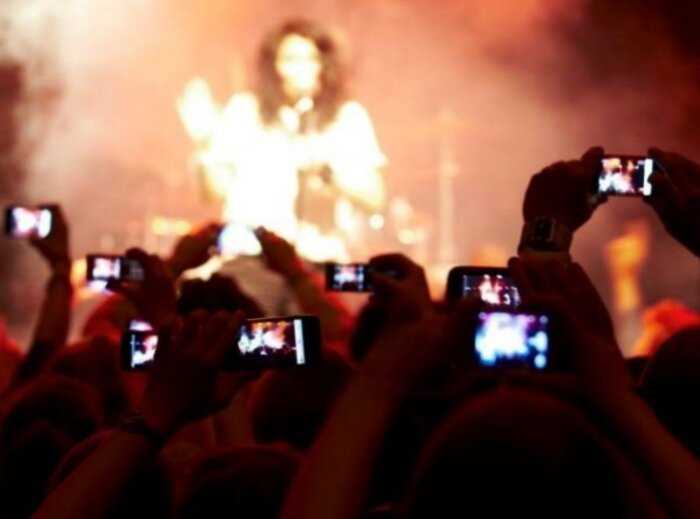 24 фото о том, насколько люди стали полностью зависимы от своих телефонов