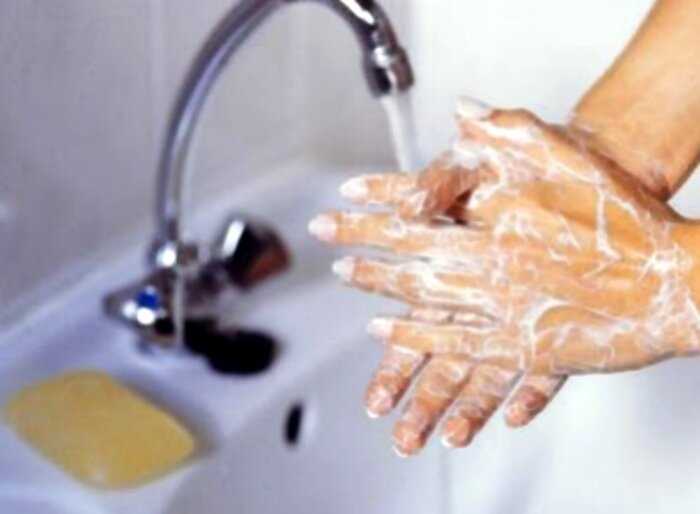 Популярный ведущий в США заявил, что не мыл руки целых 10 лет. Что происходит?
