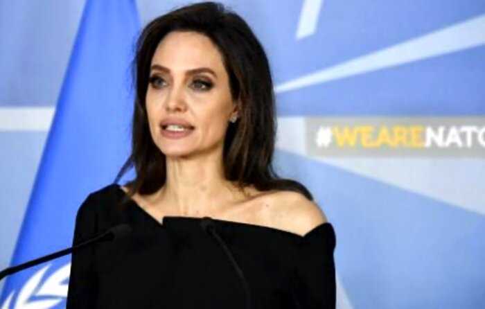 Инсайдеры: “Джоли в бешенстве от того, что Питт сходил на день рождения Энистон