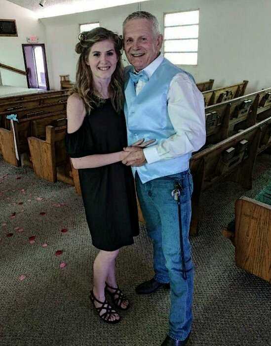Жители Арканзаса возмутились свадьбой 62-летнего пенсионера и 19-летней студентки
