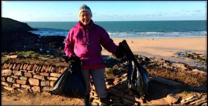 “Один на один с пластиком”: 72-летняя старушка за год очистила от мусора 52 пляжа