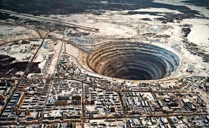 Алмазная шахта в городе Мирный — место,  где даже вертолетам запрещено летать