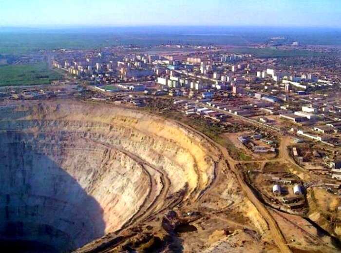 Алмазная шахта в городе Мирный — место,  где даже вертолетам запрещено летать