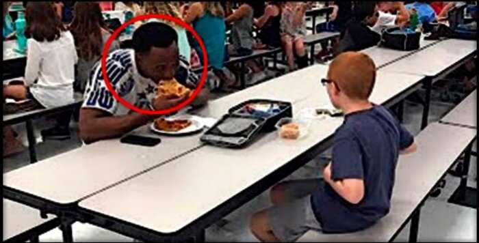 Этот мальчик постоянно обедал один, но все изменилось в один день, когда к нем подсел он