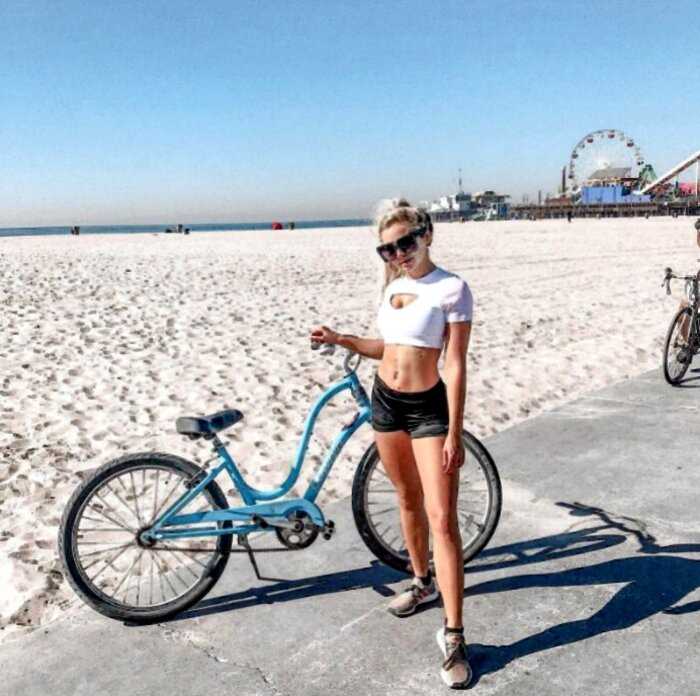 Девушки на велосипедах