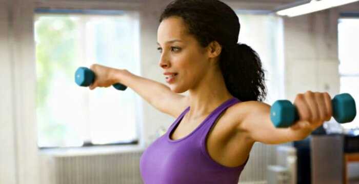 5 упражнений с гантелями для идеальной спины и рельефных рук