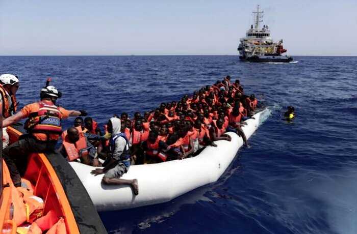 Мигранты угнали итальянский торговый корабль, после того, как тот спас их от утопления