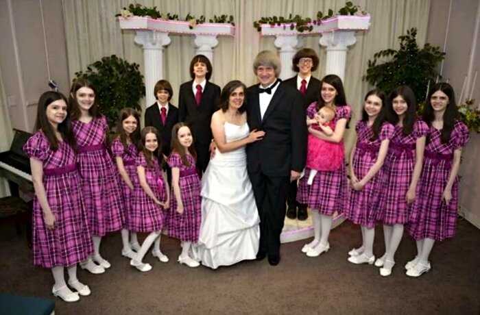 “Счастливая семья”: история супругов, которые превратили жизнь своих 13-ти детей в ад