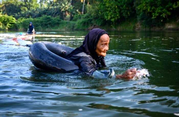 В Индонезии 80-летние бабушки проплывают по 3-км в день в поисках чистой воды