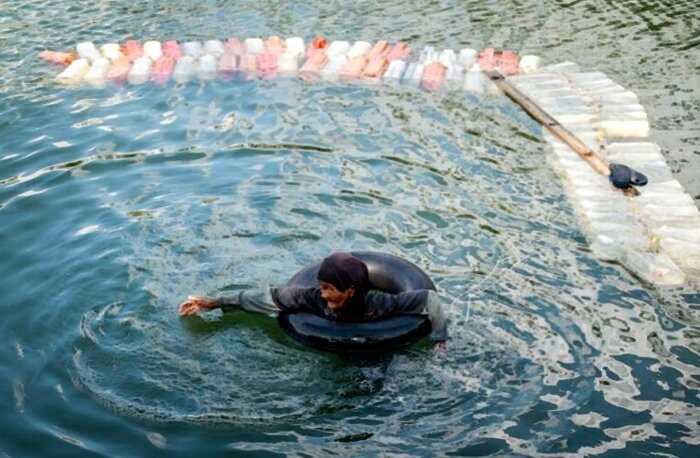 В Индонезии 80-летние бабушки проплывают по 3-км в день в поисках чистой воды