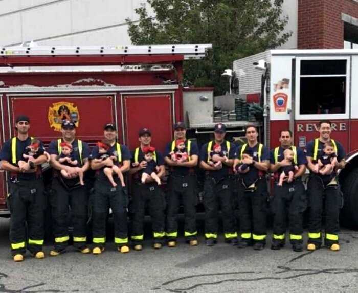 В США 7 жен пожарных из одной части забеременели и родили одновременно!