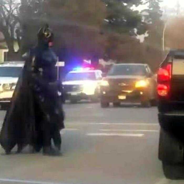 В Канаде Бэтмен пришел на перестрелку, но полицейские отказались от его услуг