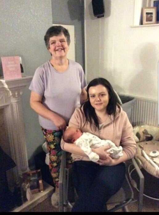 “Продолжить род во что бы то ни стало”: 55-летняя британка родила собственную внучку