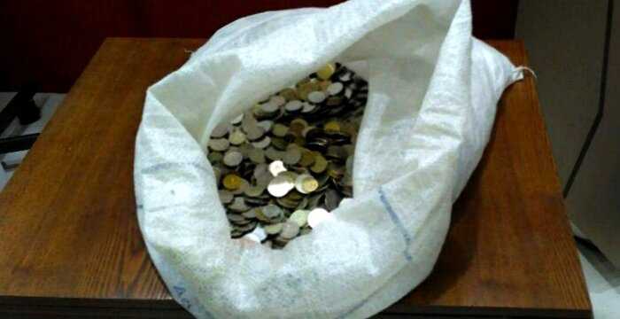 В Магнитогорске ушлому клиенту выплатили компенсацию мешком монет