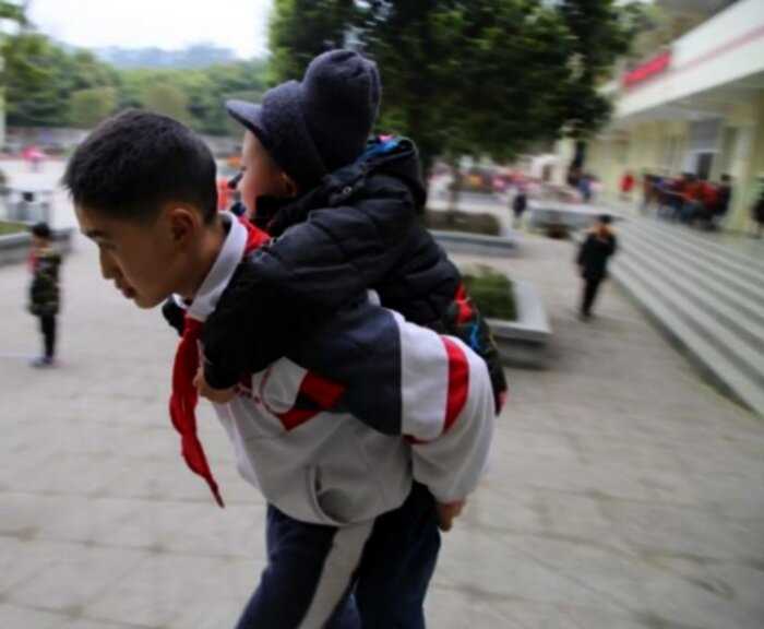 “Настоящий друг”: в Китае мальчик вот уже 6 лет носит в школу приятеля-инвалида