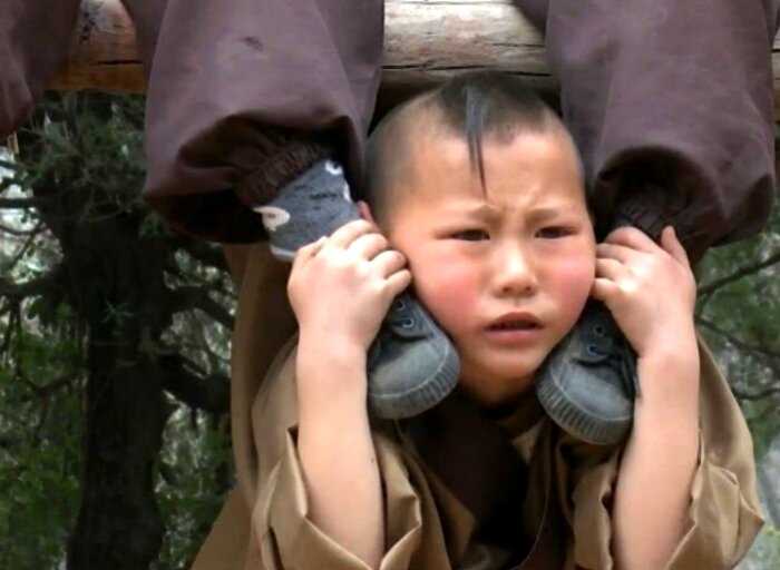 10 зубодробительных фотографий о том, как тренируются юные монахи Шаолиня
