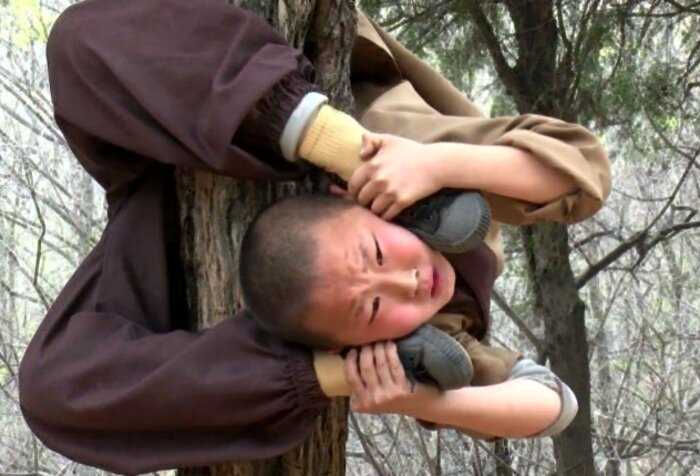 10 зубодробительных фотографий о том, как тренируются юные монахи Шаолиня