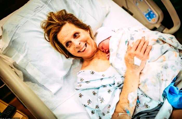 61-летняя американка родила внучку для сына и его… мужа