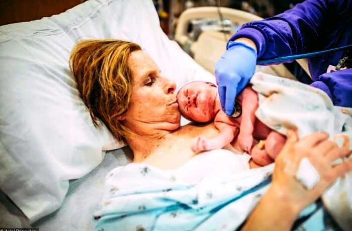 61-летняя американка родила внучку для сына и его… мужа