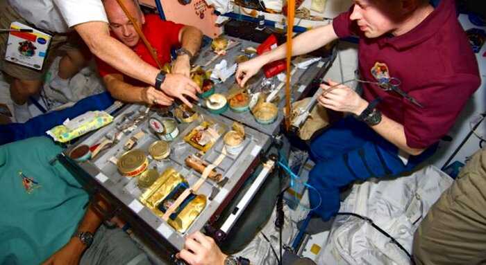 “Белки, жиры, углеводы”: Интересные факты о том, как питаются космонавты