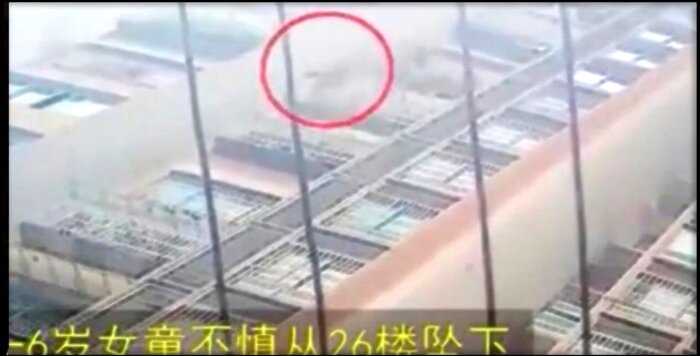 В Китае 6-летняя девочка выпала с 26-го этажа и отделалась переломом руки
