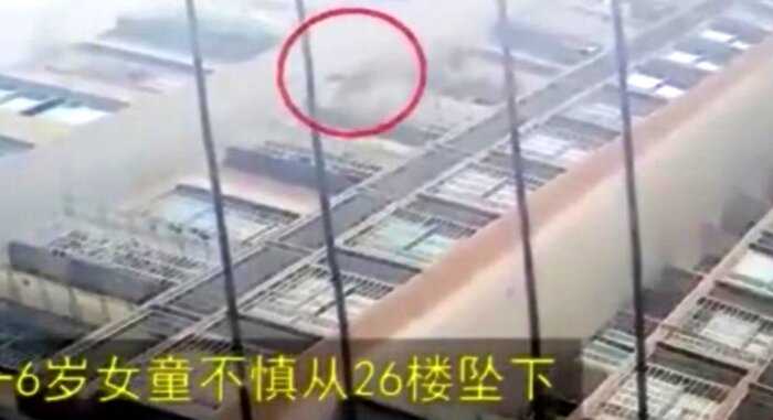 В Китае 6-летняя девочка выпала с 26-го этажа и отделалась переломом руки