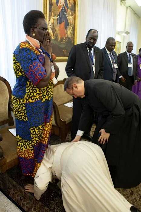 Папа Римский встал на колени и поцеловал обувь Суданских лидеров, чтобы они закончили войну