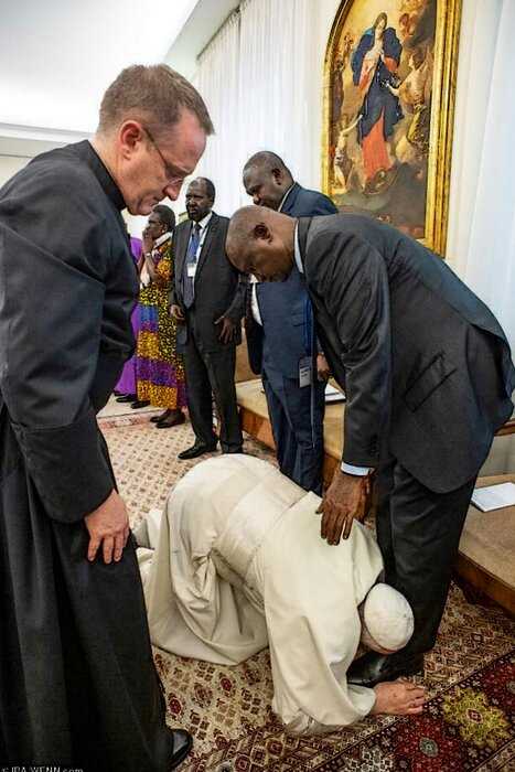 Папа Римский встал на колени и поцеловал обувь Суданских лидеров, чтобы они закончили войну